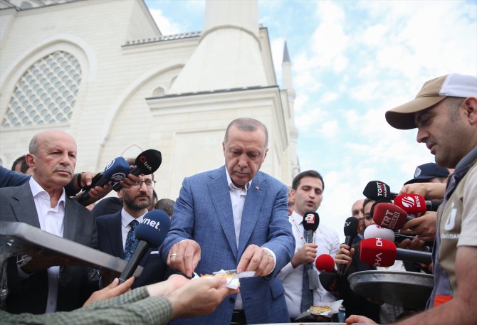 Cumhurbaşkanı Erdoğan, bayram namazını İstanbul'da kıldı