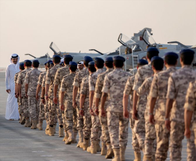 Katar Fransa'dan savaş uçaklarını teslim aldı