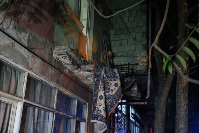 Beyoğlu'nda balkon çöktü: 5 yaralı