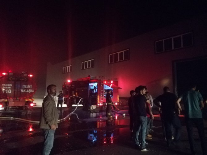 Bursa'da cam fabrikasının deposunda yangın çıktı