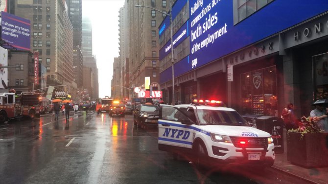 New York'ta bir helikopter gökdelene çarparak düştü