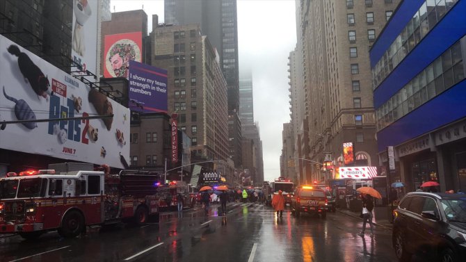 New York'ta bir helikopter gökdelene çarparak düştü