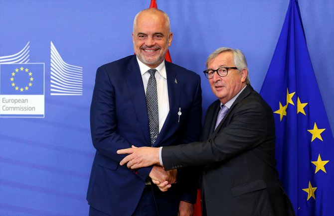 Arnavutluk AB'den "müzakerelere başlama sözünü" tutmasını istedi