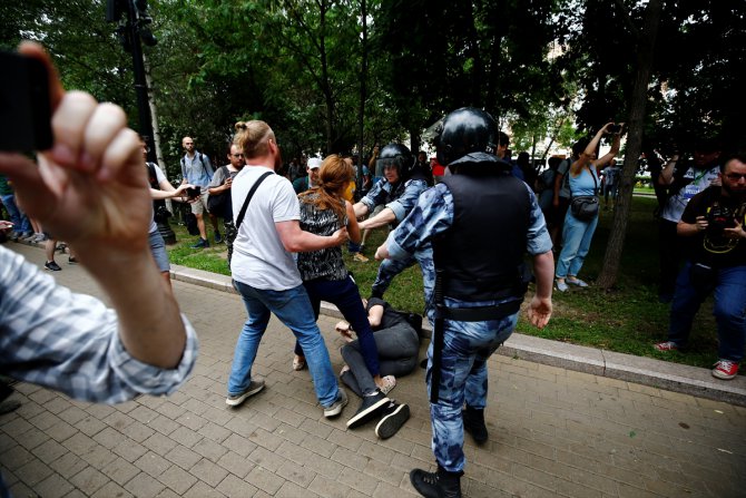 Rusya'da muhalif gazeteciye destek yürüyüşü yapanlar gözaltına alındı