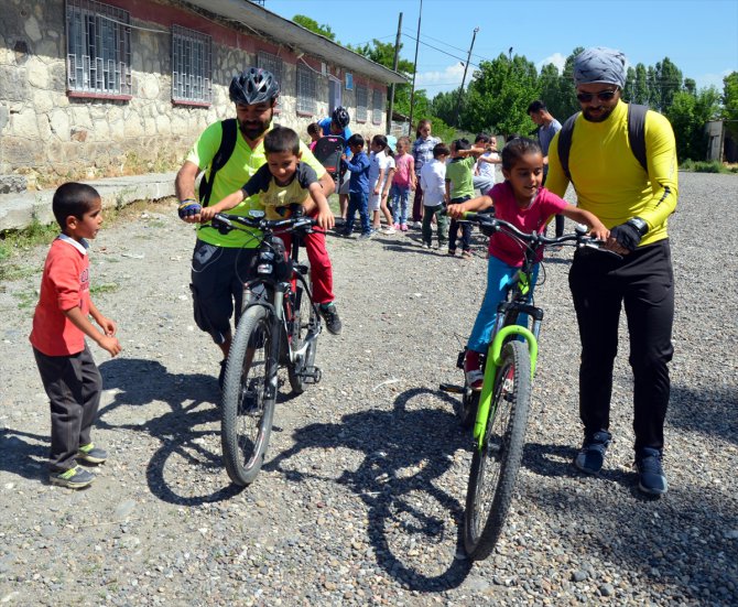 Köy çocukları için pedal çeviriyorlar