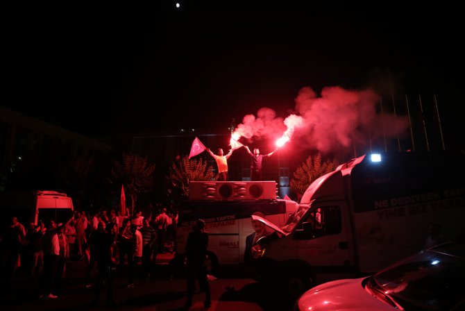 İBB önünde "plaka tahdidi" kutlaması