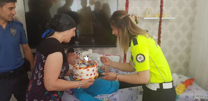 Polis memurlarından engelli Can Ulaş Demirer'e sürpriz doğum günü
