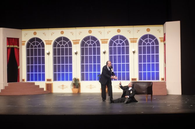 "Cibali Karakolu" Açıkhava Sahnesi'nde tiyatroseverlerle buluştu