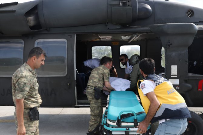 Yaralı kazazede askeri helikopterle hastaneye ulaştırıldı