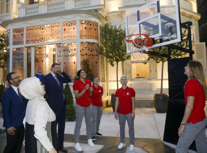 Emine Erdoğan, A Milli Kadın Basketbol Takımı ile bir araya geldi