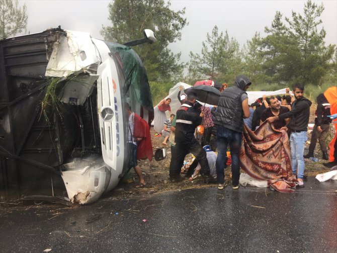 Antalya'da yolcu otobüsü devrildi: 20 yaralı