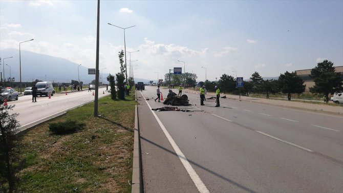 Bursa'da otomobil aydınlatma direğine çarptı: 2 ölü