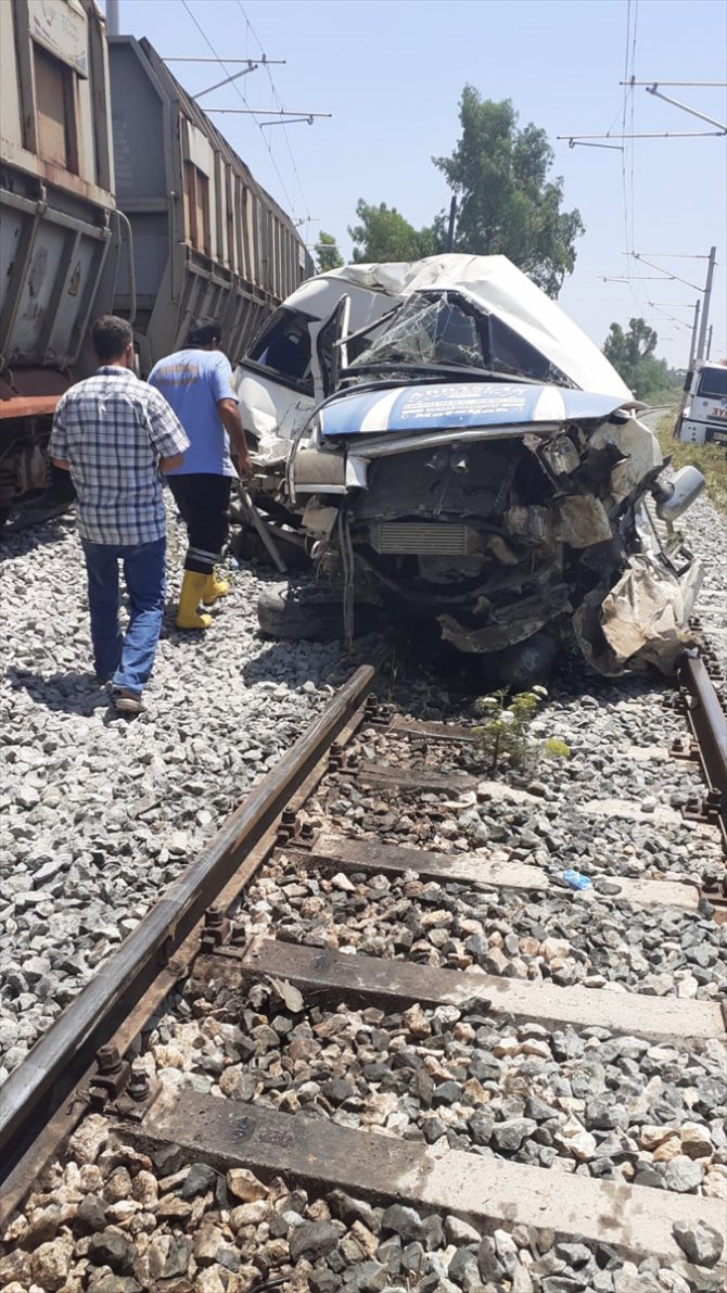 GÜNCELLEME 2 - Mersin'de yük treni servis minibüsüne çarptı: 1 ölü, 8 yaralı