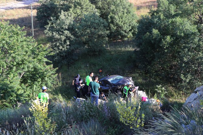 Kütahya'da otomobil şarampole devrildi: 2 ölü, 3 yaralı