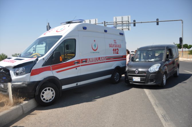Hasta taşıyan ambulans hafif ticari araçla çarpıştı: 4 yaralı