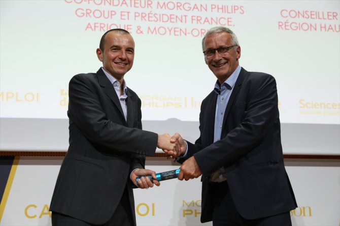 Schneider Electric İnsan Kaynakları Başkanı Olivier Blum'a ödül