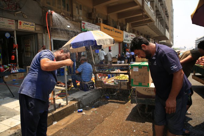 Iraklılar elektrik yokluğunda 50 derece sıcaklıkla mücadele ediyor