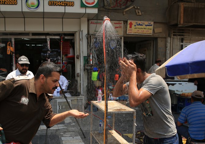 Iraklılar elektrik yokluğunda 50 derece sıcaklıkla mücadele ediyor