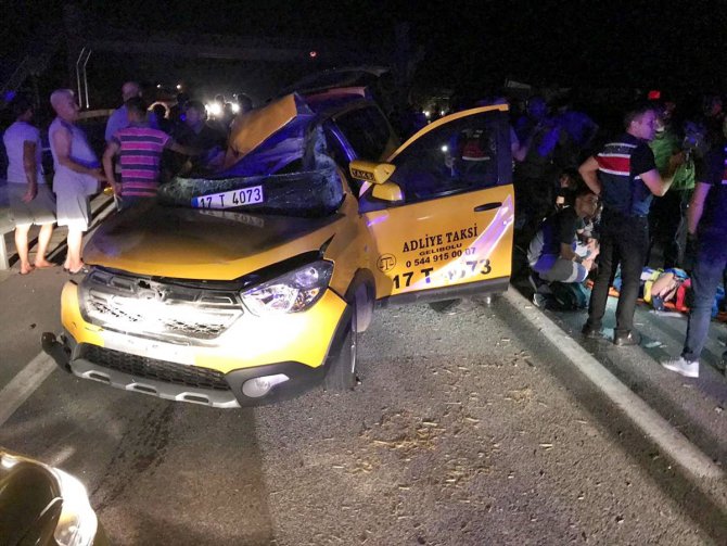 Terhis olan askerleri taşıyan taksi kamyona çarptı: 6 yaralı