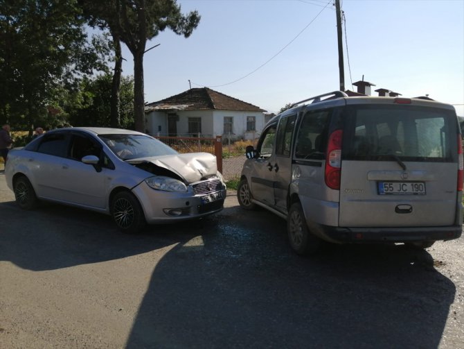 Hafif ticari araçla otomobil çarpıştı: 6 yaralı