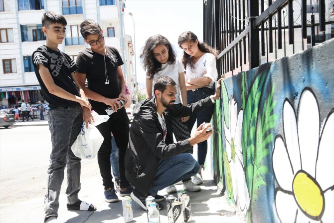 Esenyurt'un duvarları ve öğrencilerin hayatları grafitiyle renkleniyor