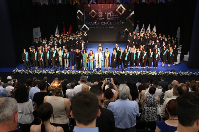 New York Tirana Üniversitesinde mezuniyet heyecanı