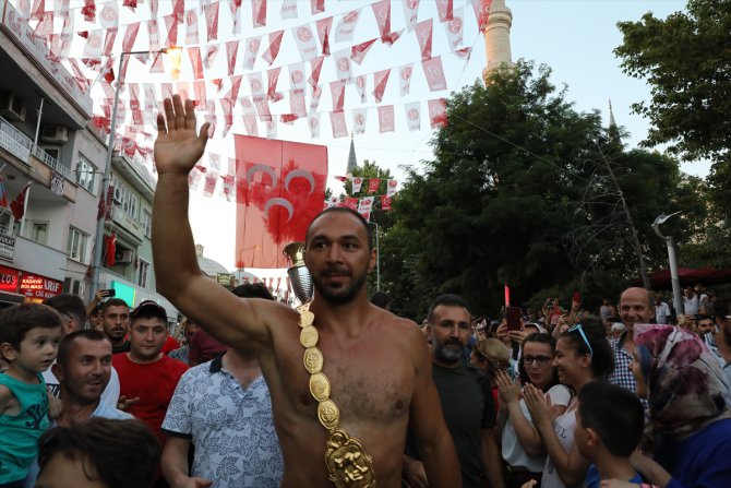 Ali Gürbüz, "pehlivan hamamı" geleneğini sürdürdü