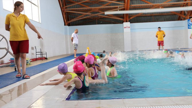 Güneydoğu'da binlerce çocuk "güven"le yüzme öğreniyor