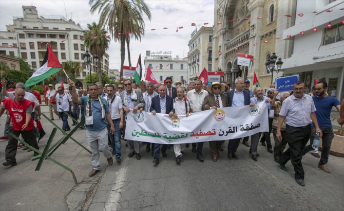 Tunus'un en büyük işçi sendikası "Yüzyılın Anlaşması"nı protesto etti