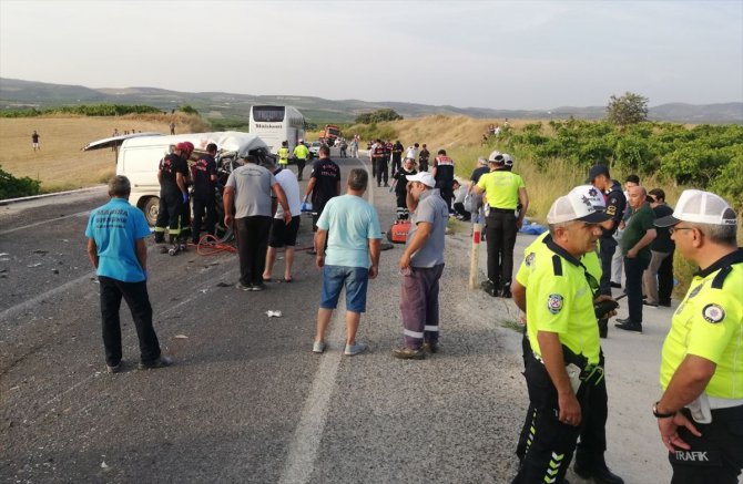 GÜNCELLEME 2 - Manisa'da 3 araç çarpıştı: 6 ölü, 8 yaralı