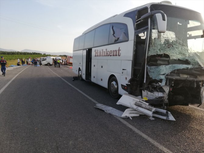 GÜNCELLEME 2 - Manisa'da 3 araç çarpıştı: 6 ölü, 8 yaralı