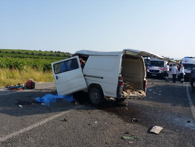 GÜNCELLEME - Manisa'da 3 araç çarpıştı: 5 ölü, 6 yaralı