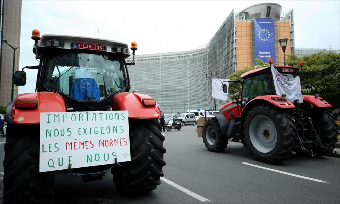 Brüksel'de çiftçilerden ticaret anlaşması protestosu