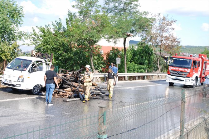Kartal'da parke yüklü kamyonet yandı