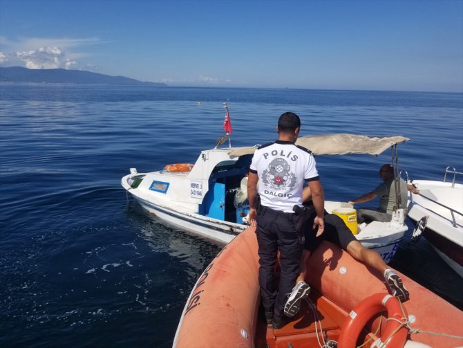 Su alan teknede mahsur kalan balıkçı kurtarıldı