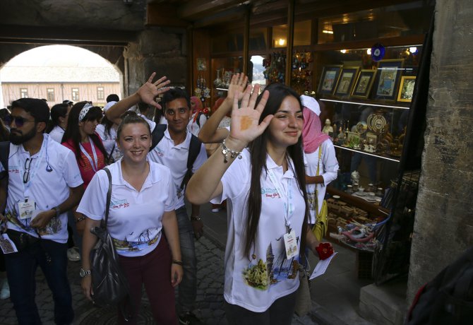 Yunus Emre Enstitüsünün yurt dışı merkezlerindeki öğrencilerden Ankara Kalesi'ne ziyaret