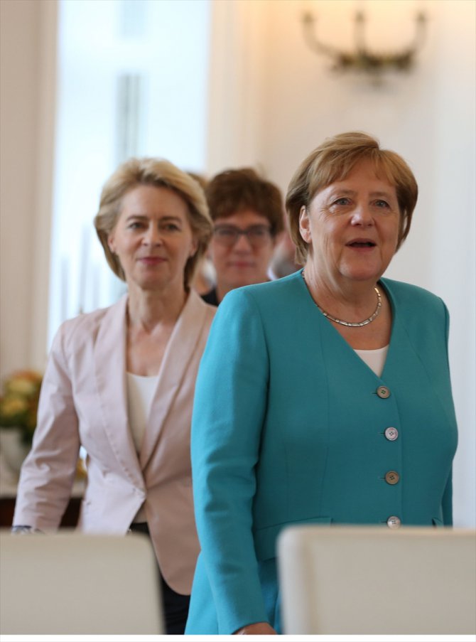 Almanya'da yeni Savunma Bakanı mazbatasını aldı