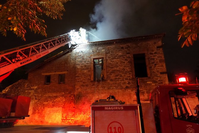 İzmir'de tarihi fabrika binasında yangın