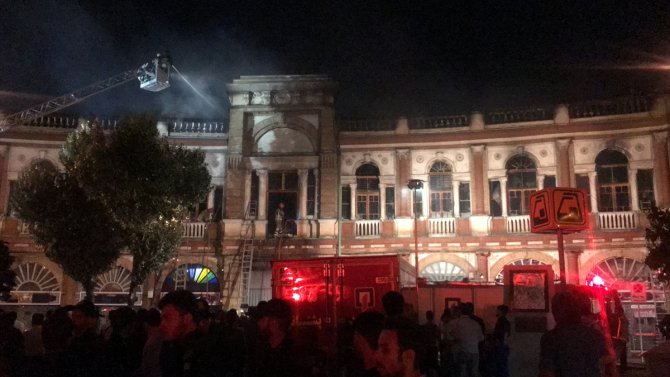 İran'ın başkenti Tahran'daki tarihi binada yangın çıktı
