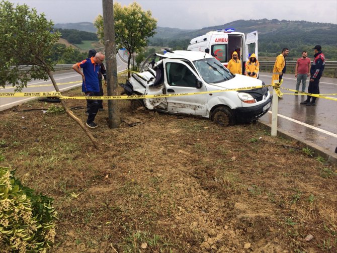Sinop'ta hafif ticari araç elektrik direğine çarptı: 1 ölü, 3 yaralı