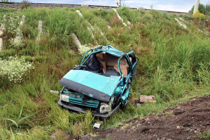Sivas’ta otomobil şarampole devrildi: 1 ölü, 1 yaralı