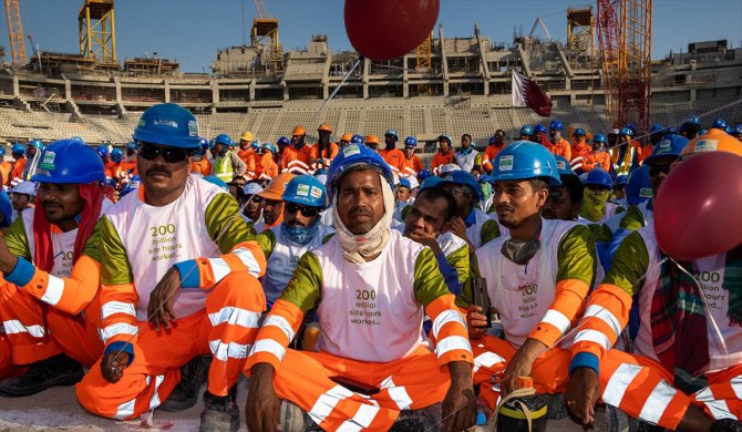 2022 FIFA Dünya Kupası hazırlıklarının yüzde 75'ini tamamlayan Katar'da işçilerle kutlama