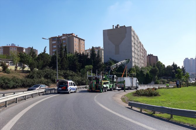 GÜNCELLEME - Ataşehir'de otoyol bağlantısında kamyon devrildi