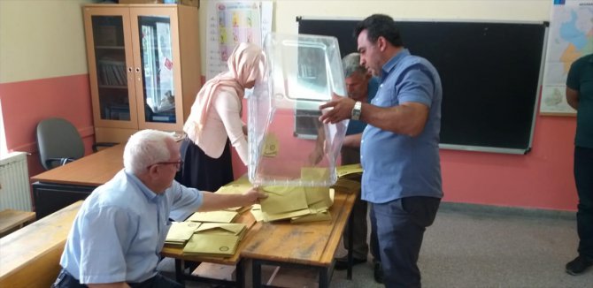 Demirci beldesinde yenilenen seçimi AK Parti adayı kazandı