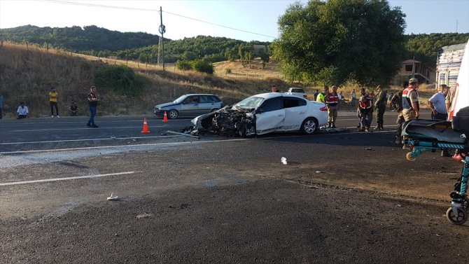 GÜNCELLEME - Bingöl’de minibüs ile otomobil çarpıştı: 1 ölü, 13 yaralı
