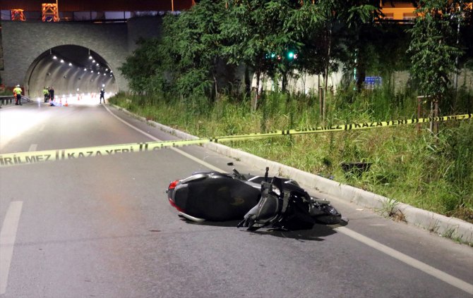 Tünel çıkışında bariyerlere çarpan motosiklet sürücüsü öldü