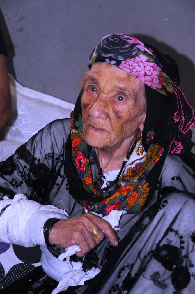 90 yaşındaki kadını darbedip altınlarını gasbeden 2 zanlı tutuklandı