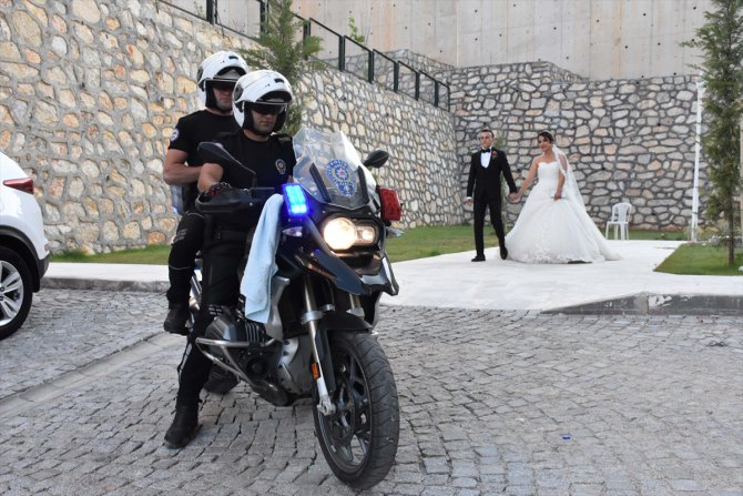 Şehit oğlunun düğününde polislerden konvoy