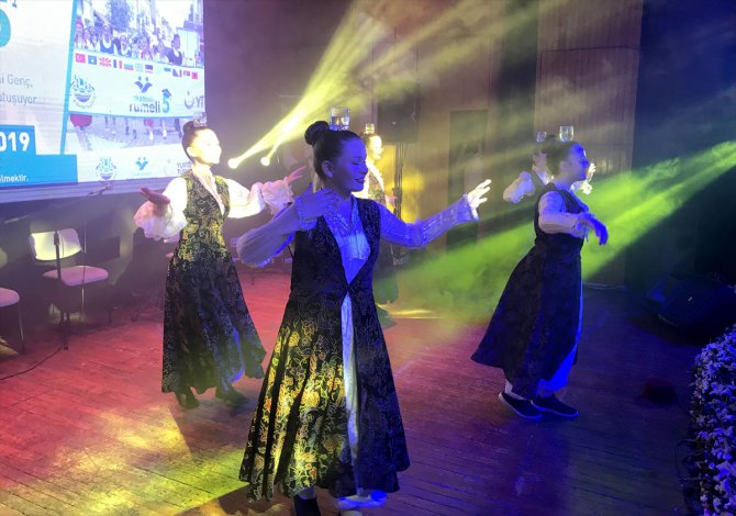 Kosovalı öğrencilerin "denge dansı" ilgi topladı