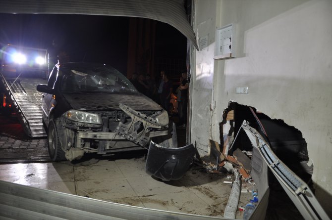 Kahramanmaraş'ta otomobil tamirhaneye girdi: 2 yaralı